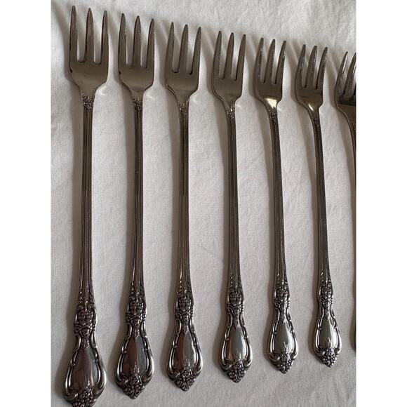 Oneida Kennett Square Stainless Set of eight Cocktail Seafood Forks - Picture 6 of 10